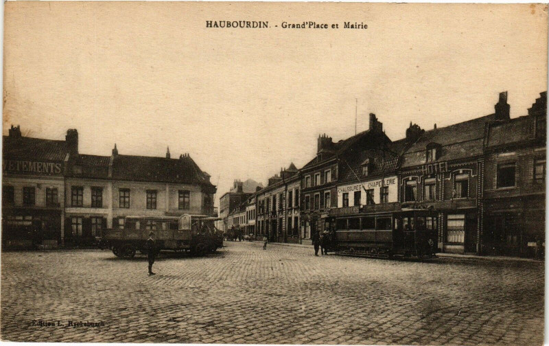 Carte postale ancienne Haubourdin - Grand'place et mairie à Haubourdin