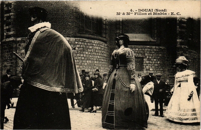 Carte postale ancienne Douai - M & M Et binbin à Douai