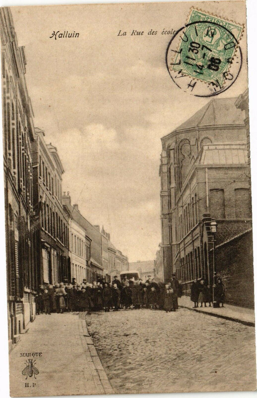 Carte postale ancienne Halluin - La rue des Ecoles à Halluin