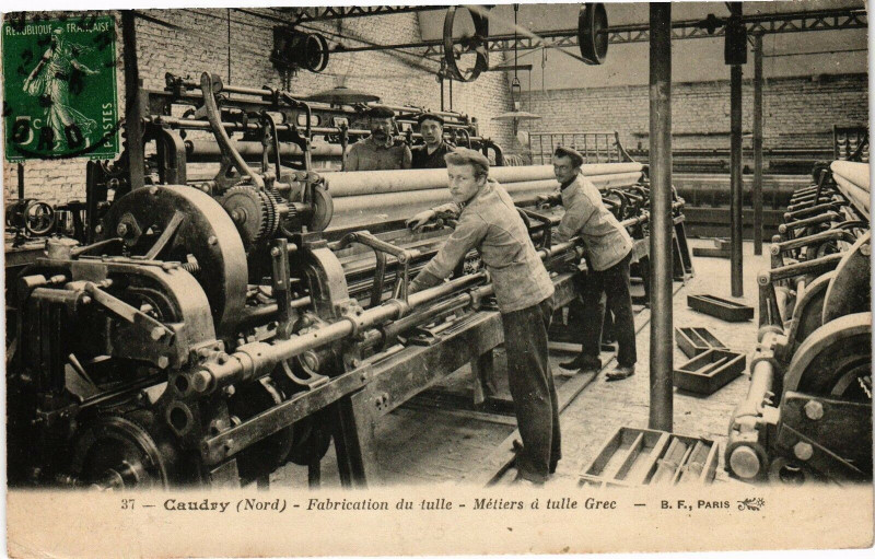 Carte postale ancienne Caudry - Fabricition du tulle à Caudry