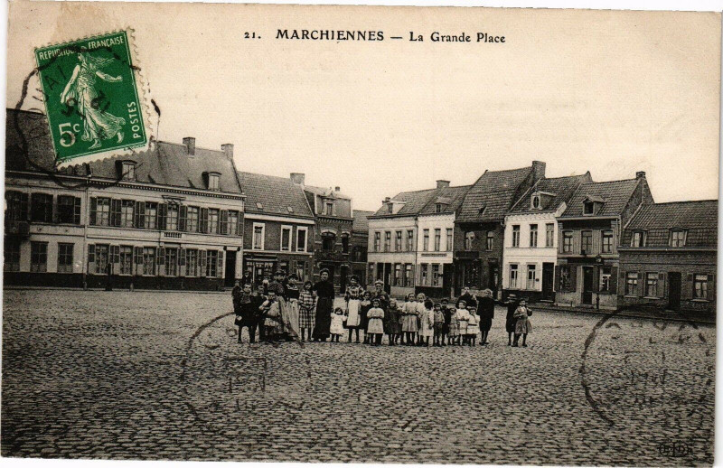 Carte postale ancienne Marchiennes - La grande place à Marchiennes