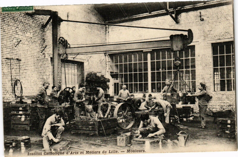 Carte postale ancienne Inst. Cath. d'Arts et Metiers de Lille - Mouleurs à Lille