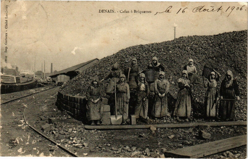 Carte postale ancienne Denain - Café a briquettes à Denain