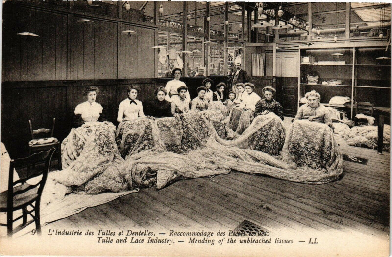 Carte postale ancienne L'Indistrie Des Tulles Et Dentelles - Raccommodage des