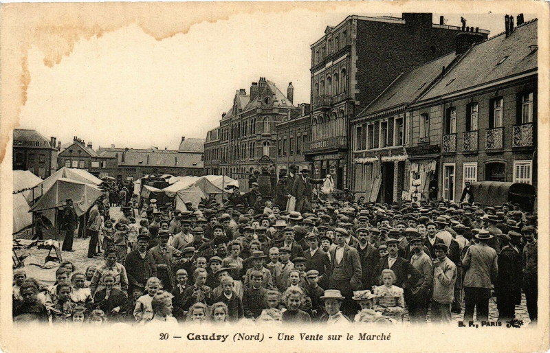 Carte postale ancienne Caudry - Une vente sur le marche à Caudry
