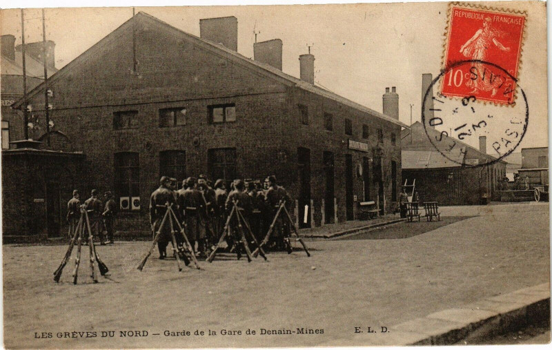 Carte postale ancienne Les greves du nord. - Garde de la gare de Denain mines à Denain