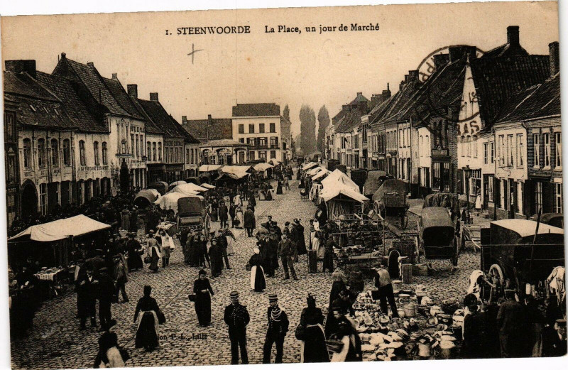 Carte postale ancienne Steenworde - La Place un jour de marche