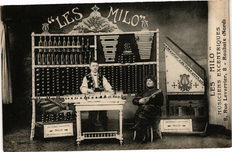 Carte postale ancienne Les Milo - Musiciens excentriques