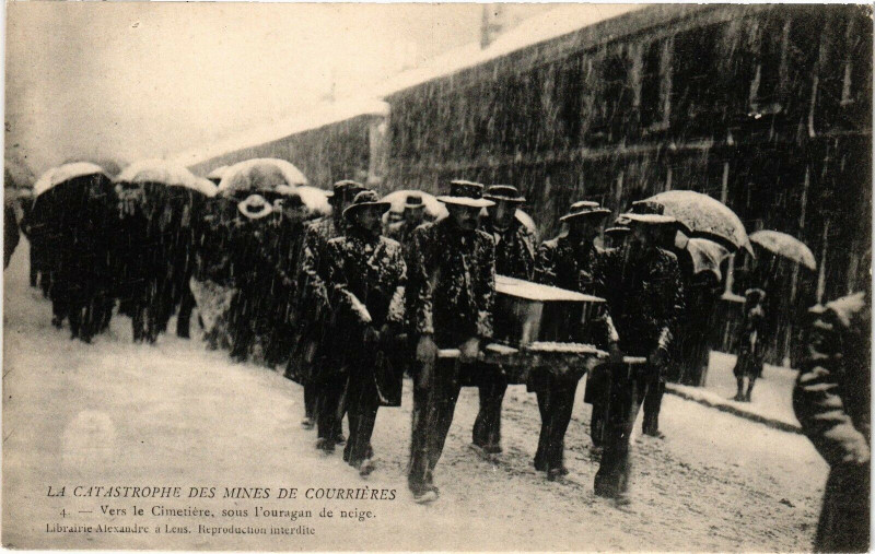 Carte postale ancienne La Catastrophe ds mines de courrieres