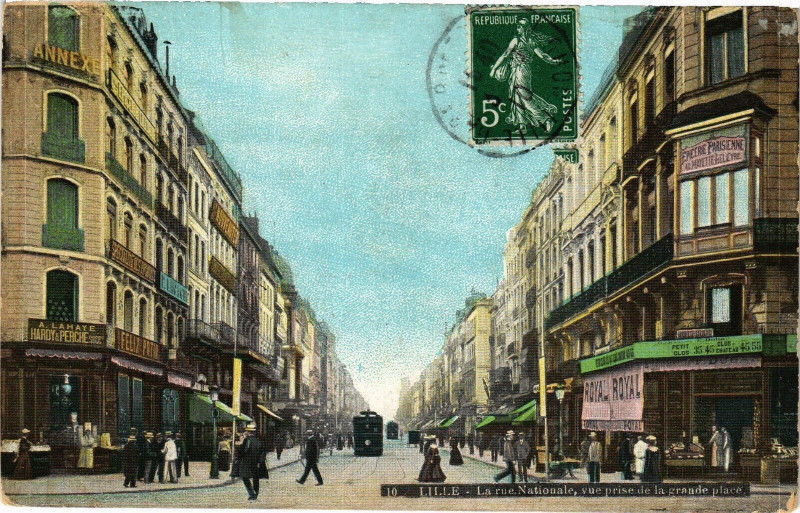Carte postale ancienne Lille-La rue Nationle vue prise de la grande place à Lille