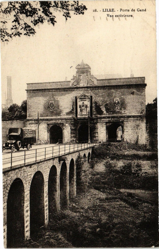 Carte postale ancienne Lille-Porte de Gand-Vue exterieure à Lille