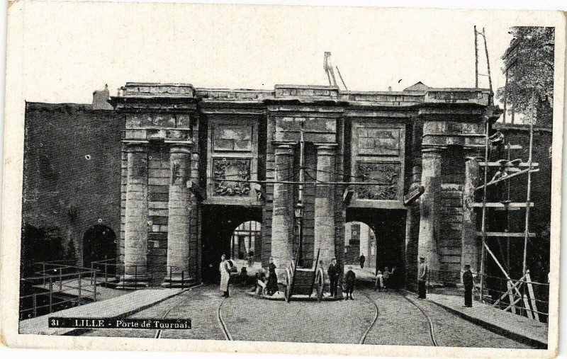 Carte postale ancienne Lille-Porte de Touruai à Lille