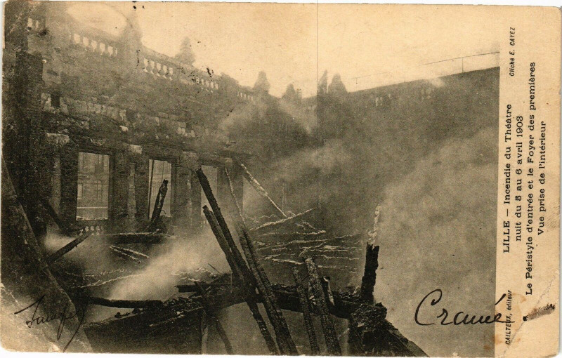 Carte postale ancienne Lille-Incendie du Theatre à Lille