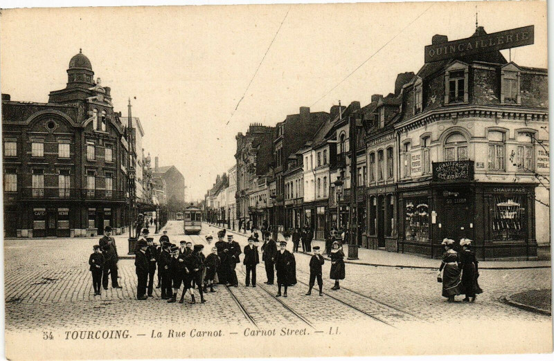 Carte postale ancienne Tourcoing-La Rue Carnot à Tourcoing