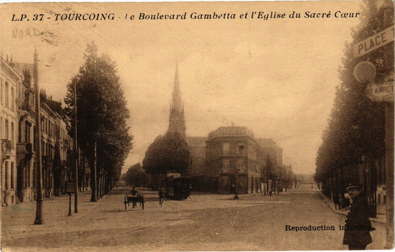 Carte postale ancienne Tourcoing-Boulevard Gambetta et l'Eglise du Sacre Coeur à Tourcoing