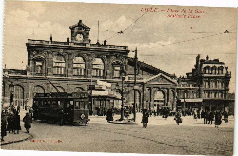 Carte postale ancienne Lille-Place de la Gare à Lille
