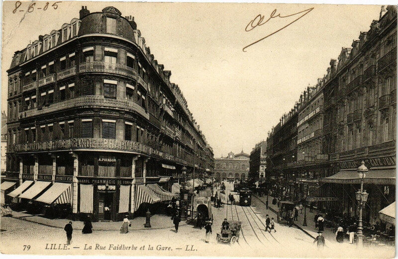 Carte postale ancienne Lille-La Rue Faidherbe et la Gare à Lille