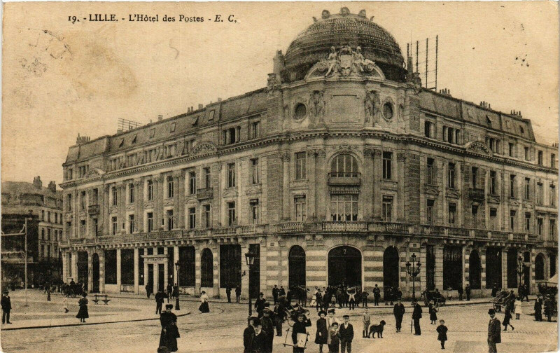 Carte postale ancienne Lille-L'Hotel des Postes à Lille