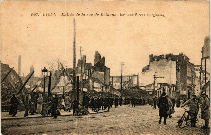 Carte postale ancienne Lille-Entrée de la rue de Bethune à Lille