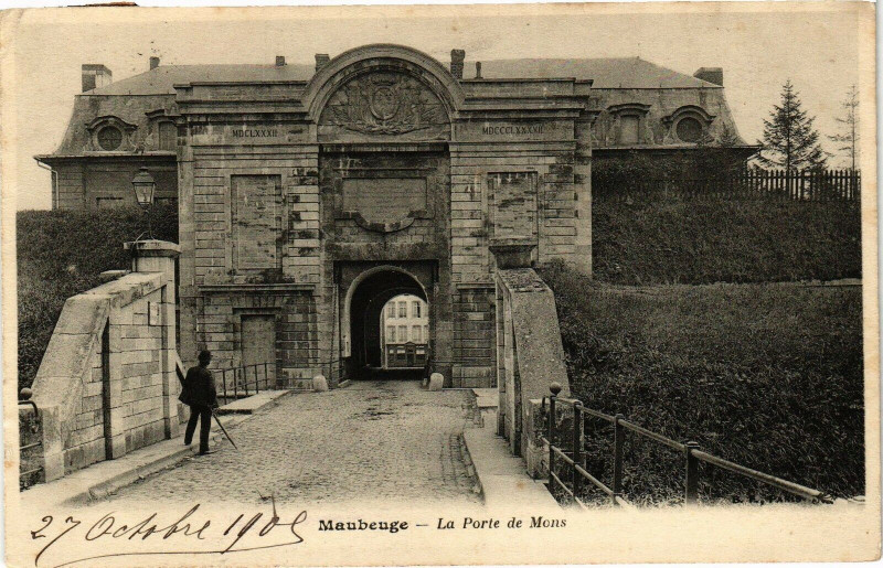 Carte postale ancienne Maubeuge. - La porte de Mons à Maubeuge