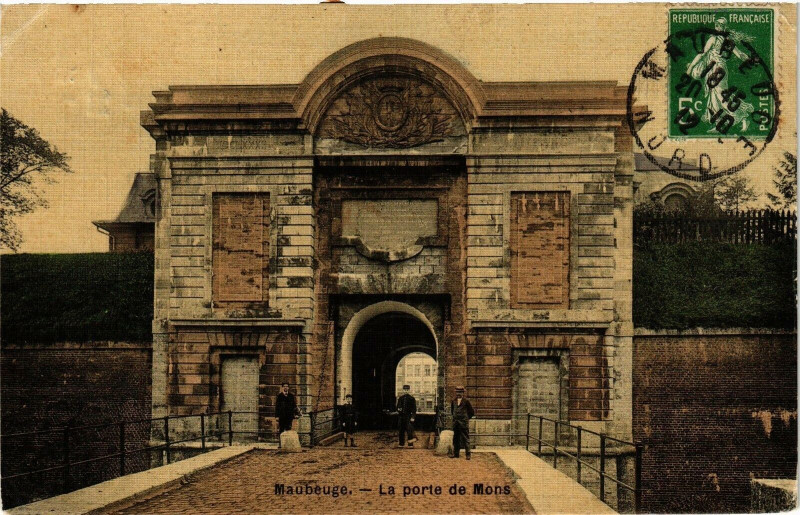 Carte postale ancienne Maubeuge. - La Porte de mons à Maubeuge