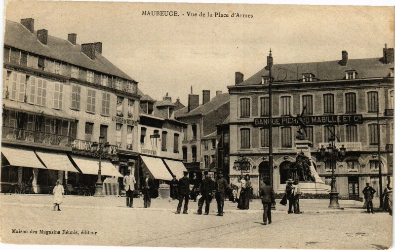 Carte postale ancienne Maubeuge. - Vue de la place d'armes à Maubeuge