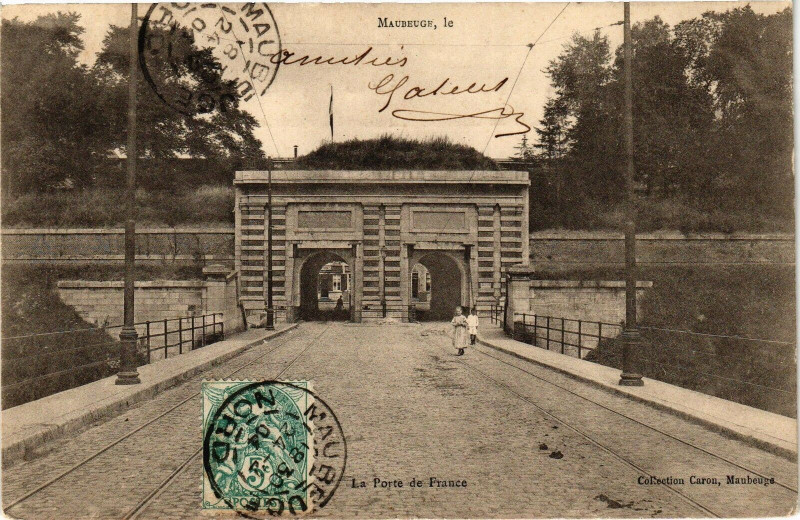 Carte postale ancienne Maubeuge. - La porte de France à Maubeuge