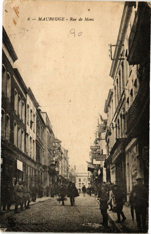 Carte postale ancienne Maubeuge - Rue de monts à Maubeuge