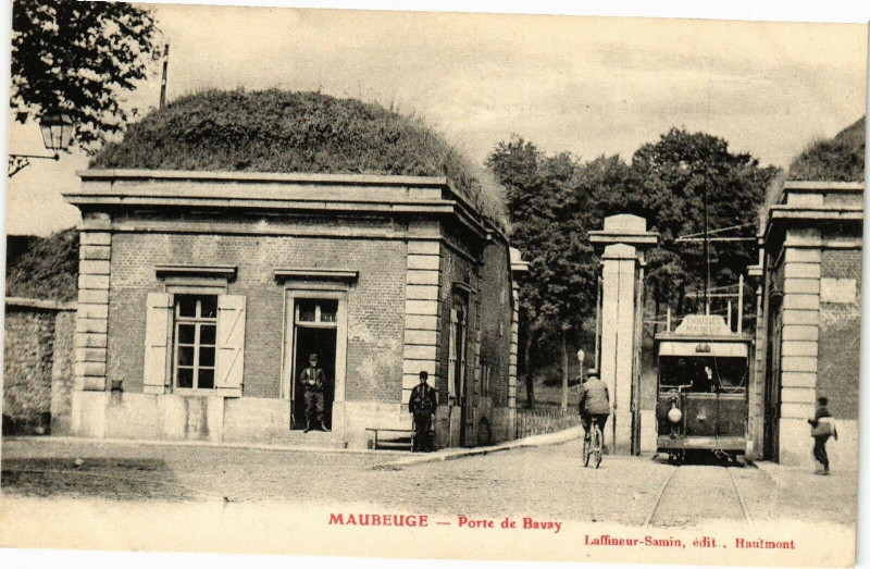 Carte postale ancienne Maubeuge - Porte de Bavay à Maubeuge
