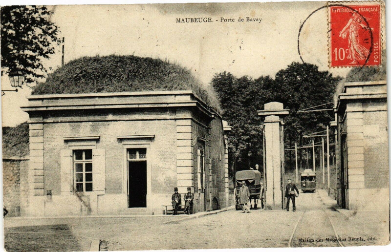 Carte postale ancienne Maubeuge - Porte de Bavay à Maubeuge