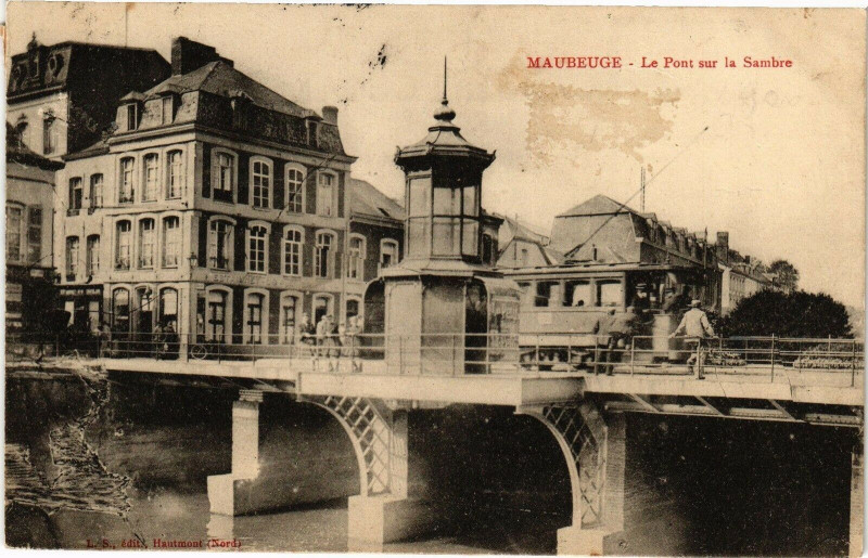 Carte postale ancienne Maubeuge - Le pont sur la sambre à Maubeuge