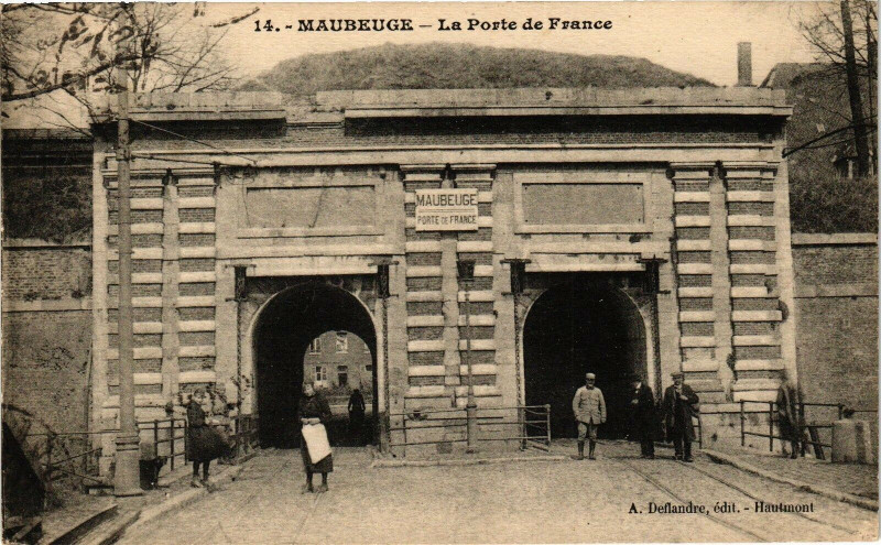 Carte postale ancienne Maubeuge - La porte de france à Maubeuge