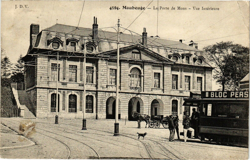Carte postale ancienne Maubeuge - La porte d emons - Vue interieure à Maubeuge