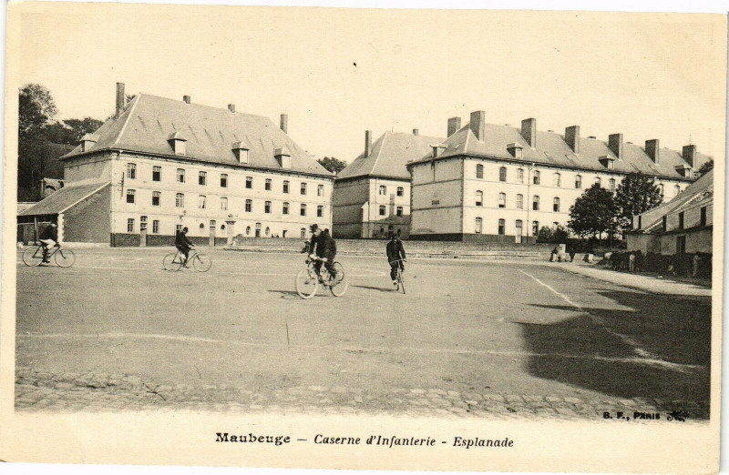 Carte postale ancienne Maubeuge - Caserne d'Infanterie - Esplanade à Maubeuge