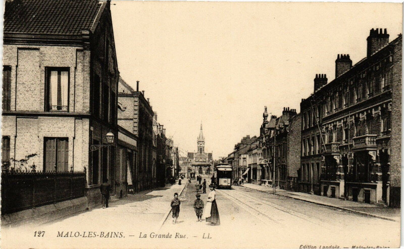 Carte postale ancienne Malo-les-Bains - La grande rue