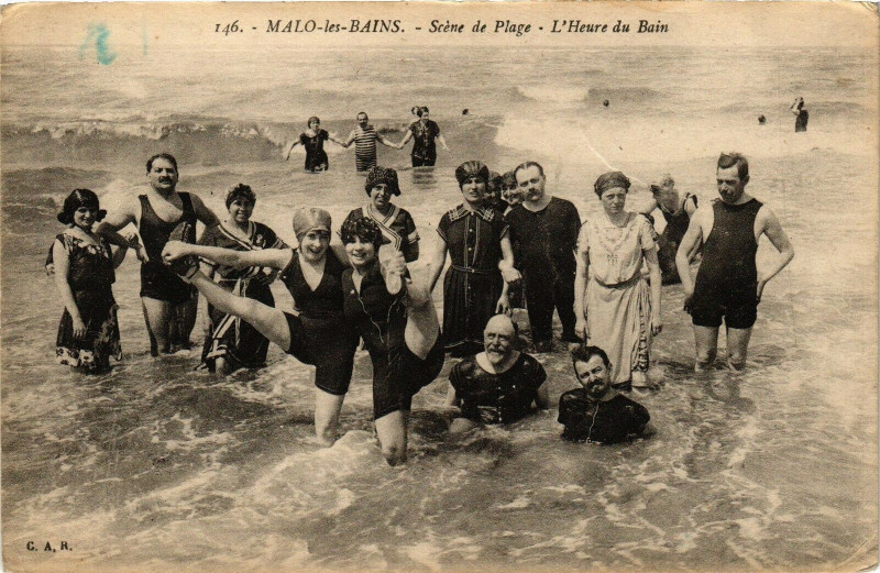 Carte postale ancienne Malo-les-Bains - Scene de Plage - L'heure du bain