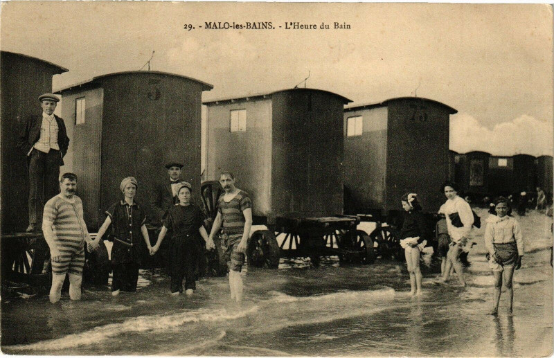Carte postale ancienne Malo-les-Bains - L'heure du bain