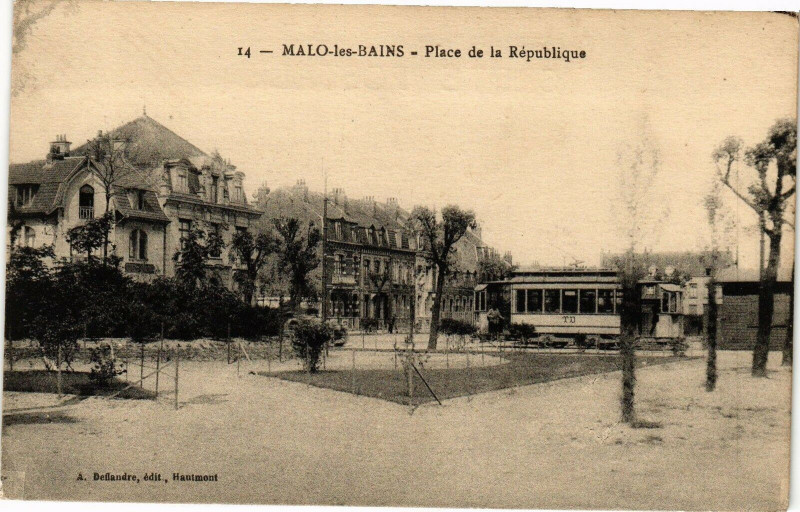 Carte postale ancienne Malo-les-Bains. - Place de la republique