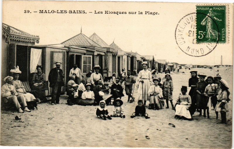 Carte postale ancienne Malo-les-Bains. - Les kiosques sur la Plage