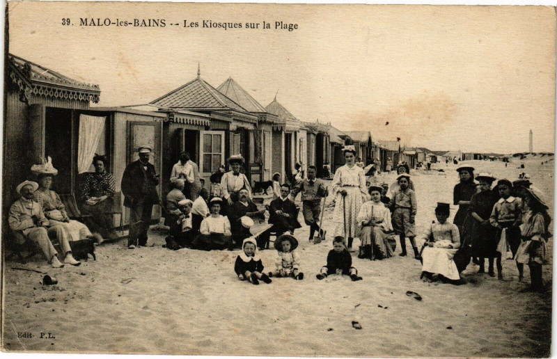 Carte postale ancienne Malo-les-Bains - Les kiosques sur la Plage