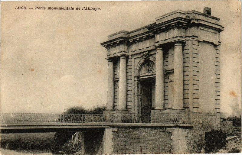 Carte postale ancienne Porte monumentale de l'Abbaye à Loos
