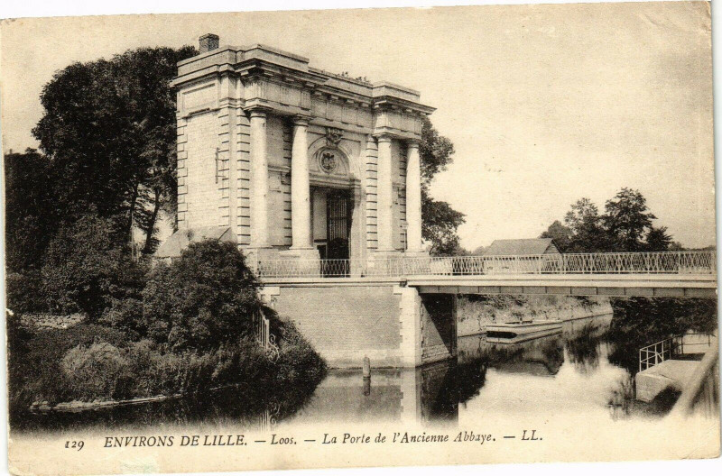 Carte postale ancienne La Porte de l'Ancienne Abbaye à Loos