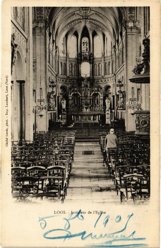 Carte postale ancienne Intérieur de l'Eglise à Loos