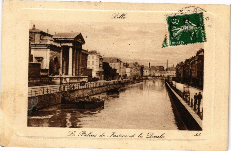 Carte postale ancienne Lille - La Palais de justice et la deule à Lille