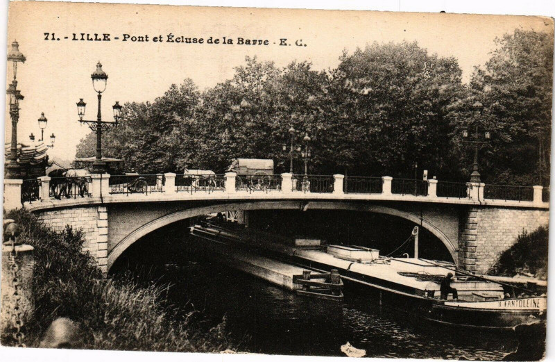 Carte postale ancienne Lille - Pont et Ecluse de la Barre à Lille