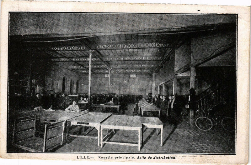 Carte postale ancienne Lille - Recette principale - Salle de distribution à Lille