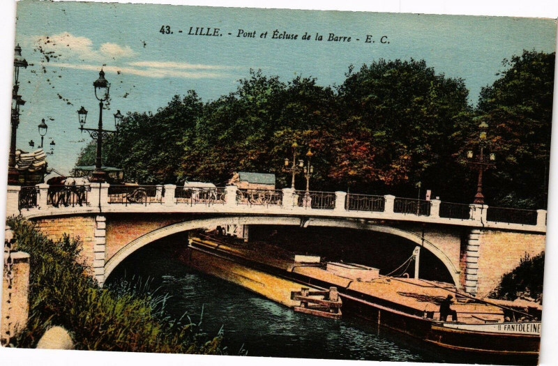 Carte postale ancienne Lille - Pont et Ecluse de la Barre à Lille