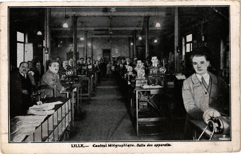 Carte postale ancienne Lille - Central telegraphique Salle des apparatis à Lille