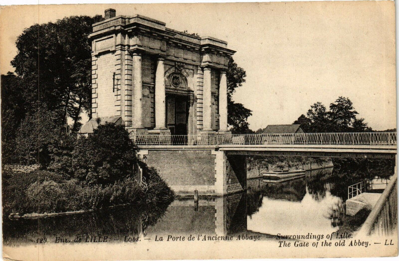 Carte postale ancienne La Porte de l'Ancienne Abbaye à Loos