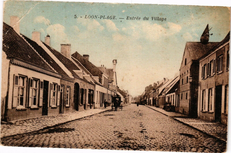 Carte postale ancienne Loon - Plage - Entrée du village à Loon-Plage